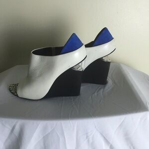 ALEXANDER WANG OPEN TOE WEDGE HEELS. WHITE LEATHER WITH BLUE.